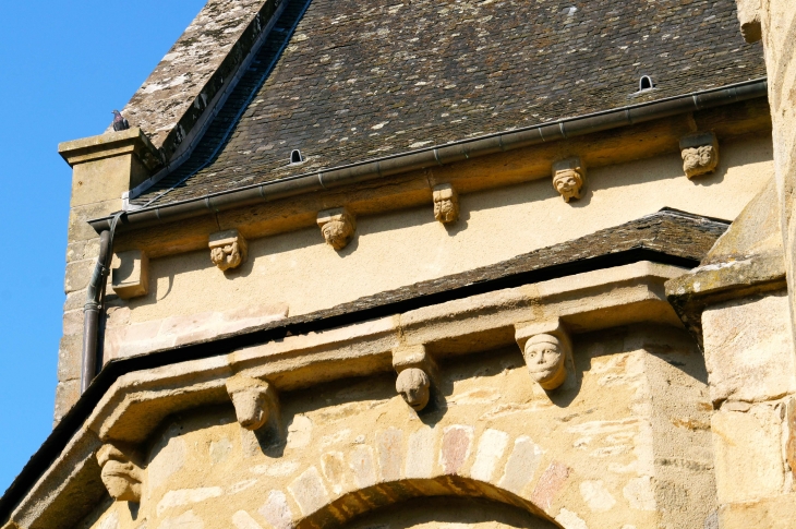 Modillons du chevet de l'abbatiale Saint-Pierre. - Vigeois