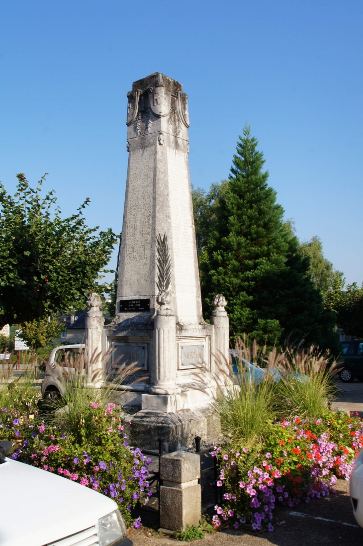 Le Monument aux Morts - Vigeois