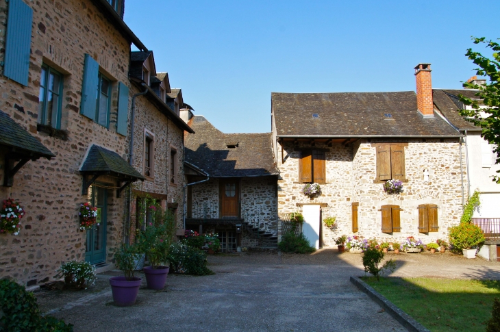 Maisons autour de l'abbatiale. - Vigeois