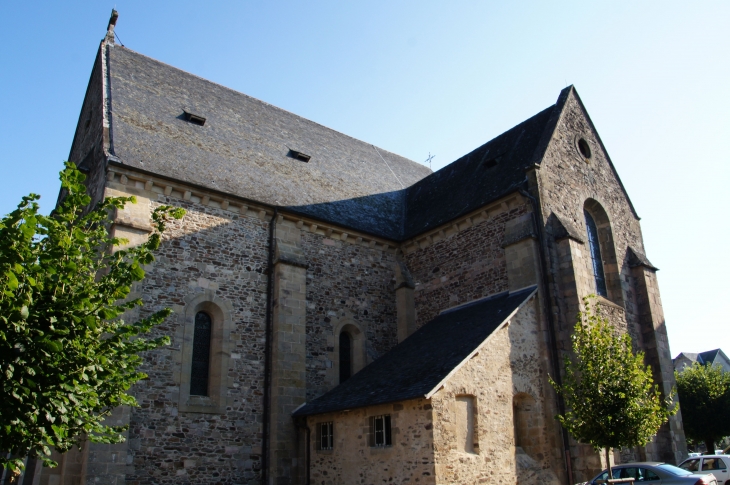 Façade sud de l'abbatiale Saint_pierre. - Vigeois