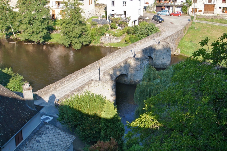 Vieux pont du XIVe siècle sur la Vézère. - Vigeois