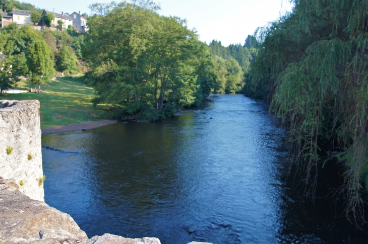 La Vézère vue du vieux pont. - Vigeois