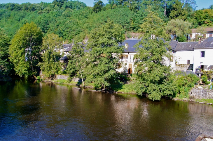 Les berges de la Vézère depuis le vieux pont. - Vigeois