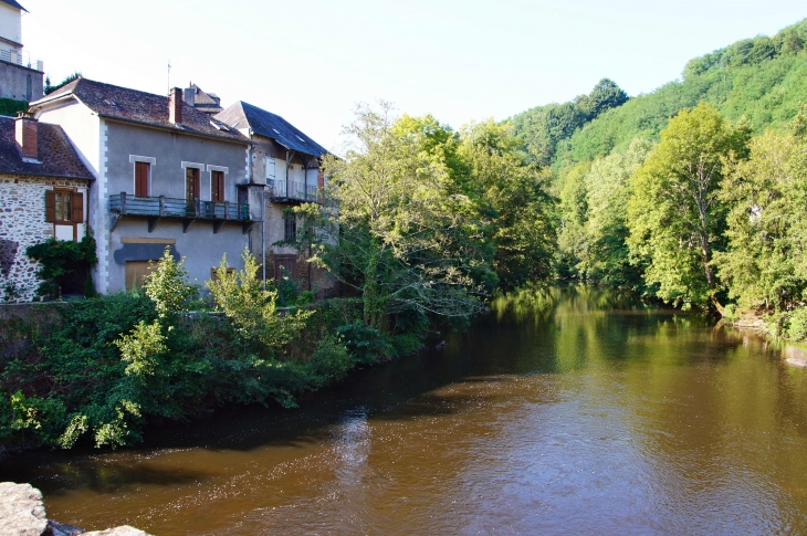 Les berges de la Vézère depuis le vieux pont. - Vigeois