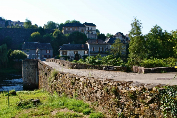 Vieux pont du XIVe siècle sur la Vézère. - Vigeois