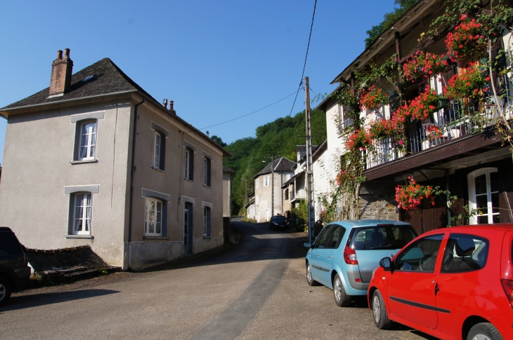 Une rue près du vieux pont. - Vigeois