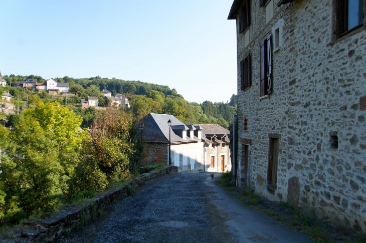 Rue descendant vers le vieux pont. - Vigeois