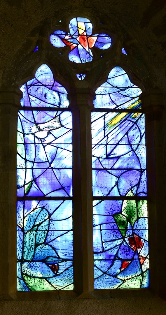 Chapelle de Notre-Dame du Saillant. Un des six vitraux signé Marc Chagal. - Voutezac