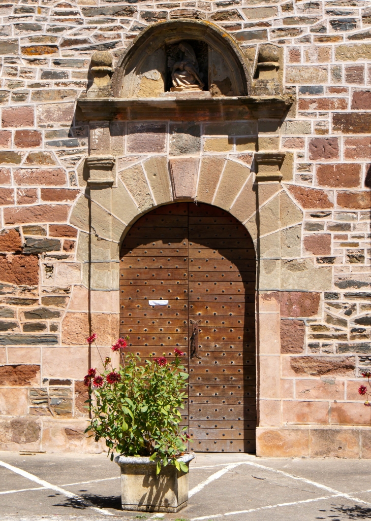 Portail de la chapelle Notre-dame du Saillant. - Voutezac