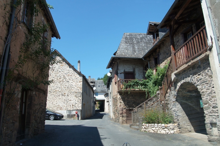 Une rue du hameau le Saillant. - Voutezac