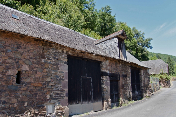 Ancienne remise du hameau Le Saillant. - Voutezac