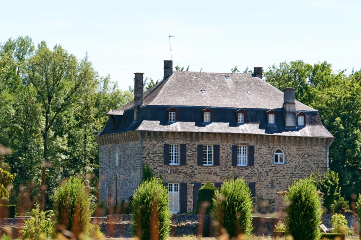 Le château de Mirabeau du XVe siècle. Hameau Le Saillant. - Voutezac