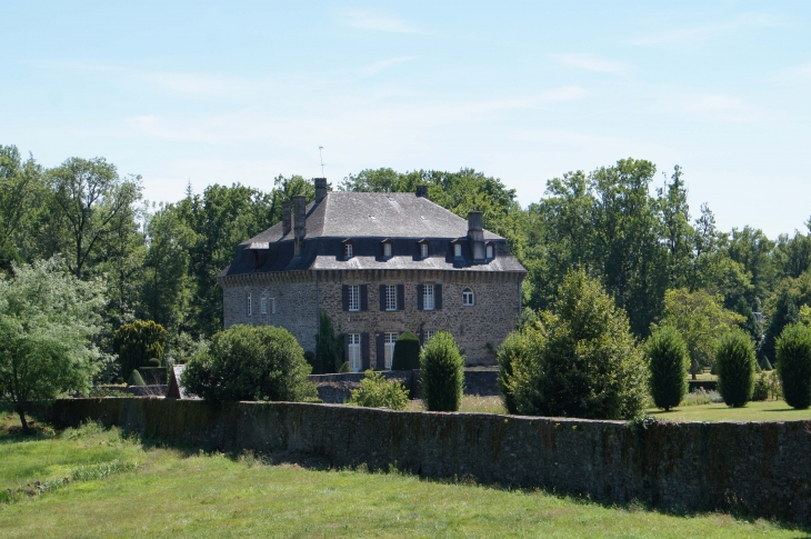 Le château de Mirabeau du XVe siècle. Hameau Le Saillant. - Voutezac