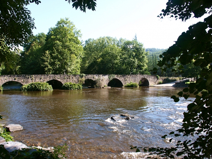 Pont à becs du XIIIe siècle sur la Vézère. - Voutezac