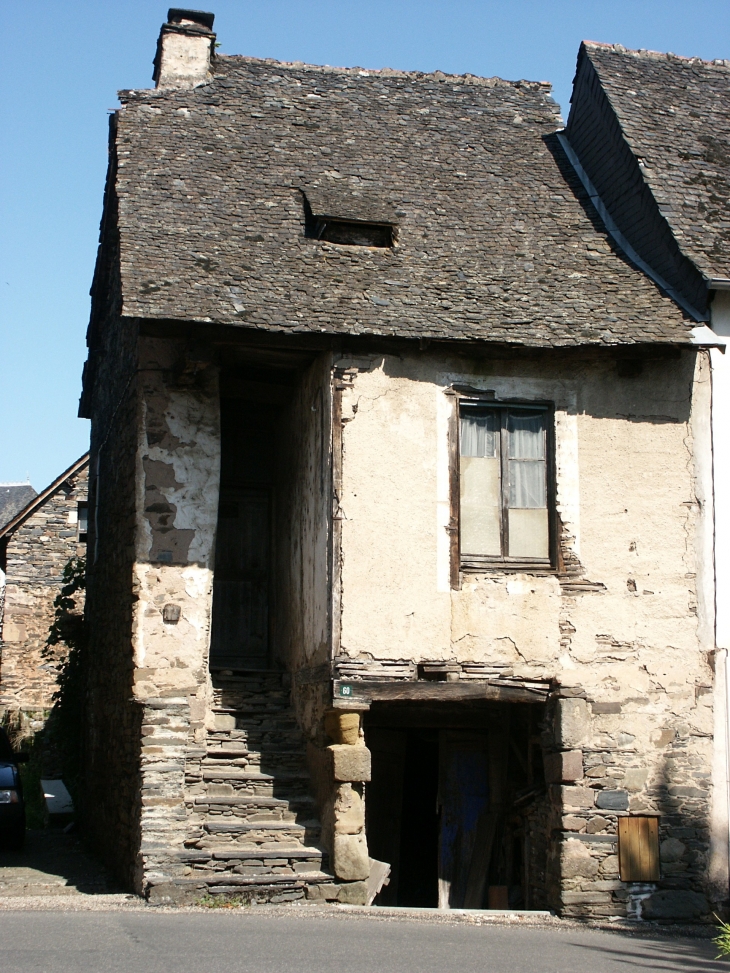 Architecture ancienne. Hameau Le Saillant. - Voutezac