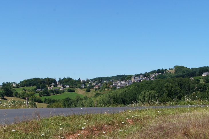 Au fond le village. - Voutezac