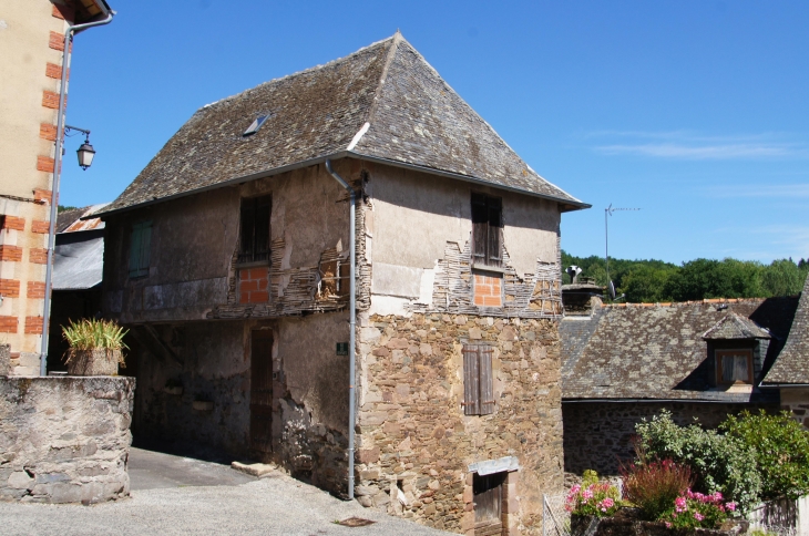 Maison ancienne du village. - Voutezac