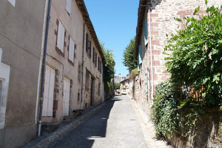 Une rue du village. - Voutezac