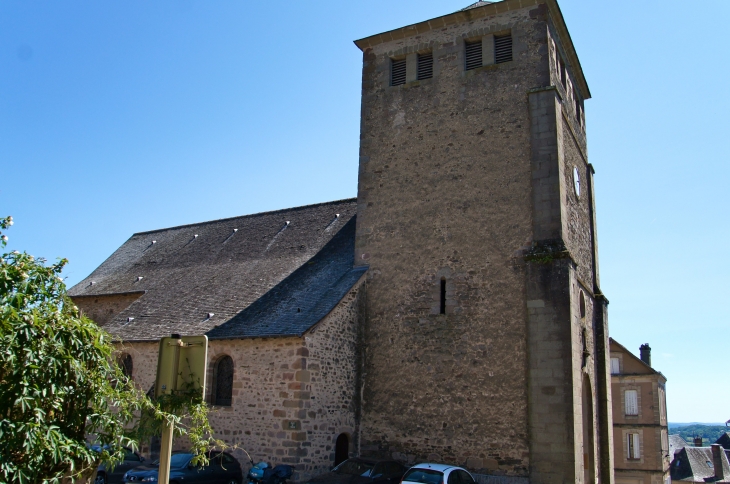 Façade latérale nord de l'église Saint-Christophe du  Ve et VIe siècles. - Voutezac