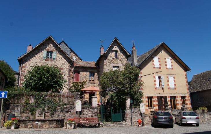 Maisons du village. - Voutezac