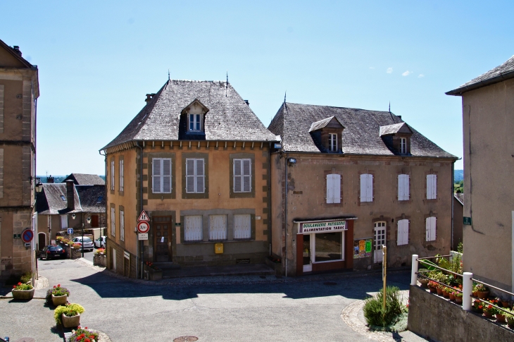 Près de l'église. - Voutezac