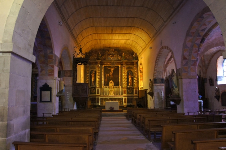 Eglise Saint-Christophe. La nef vers le choeur. - Voutezac