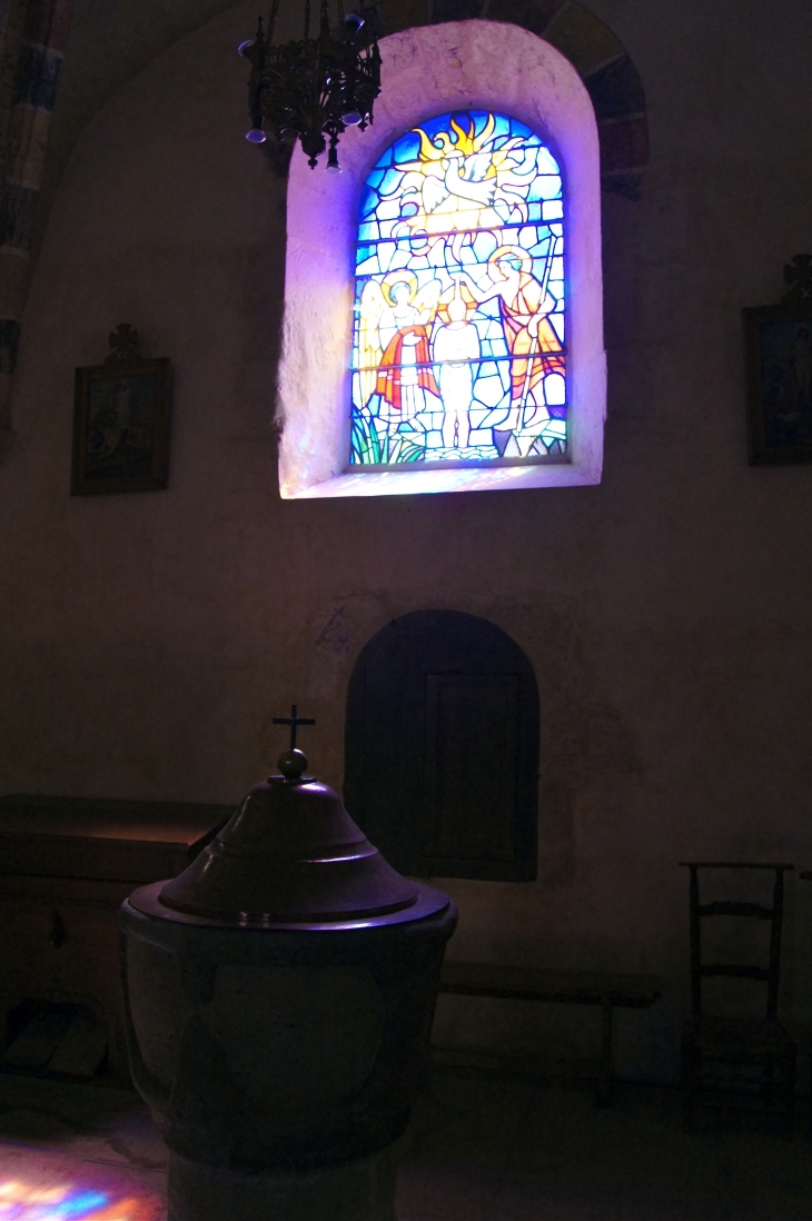 Eglise Saint-Christophe : les fonts baptismaux. - Voutezac