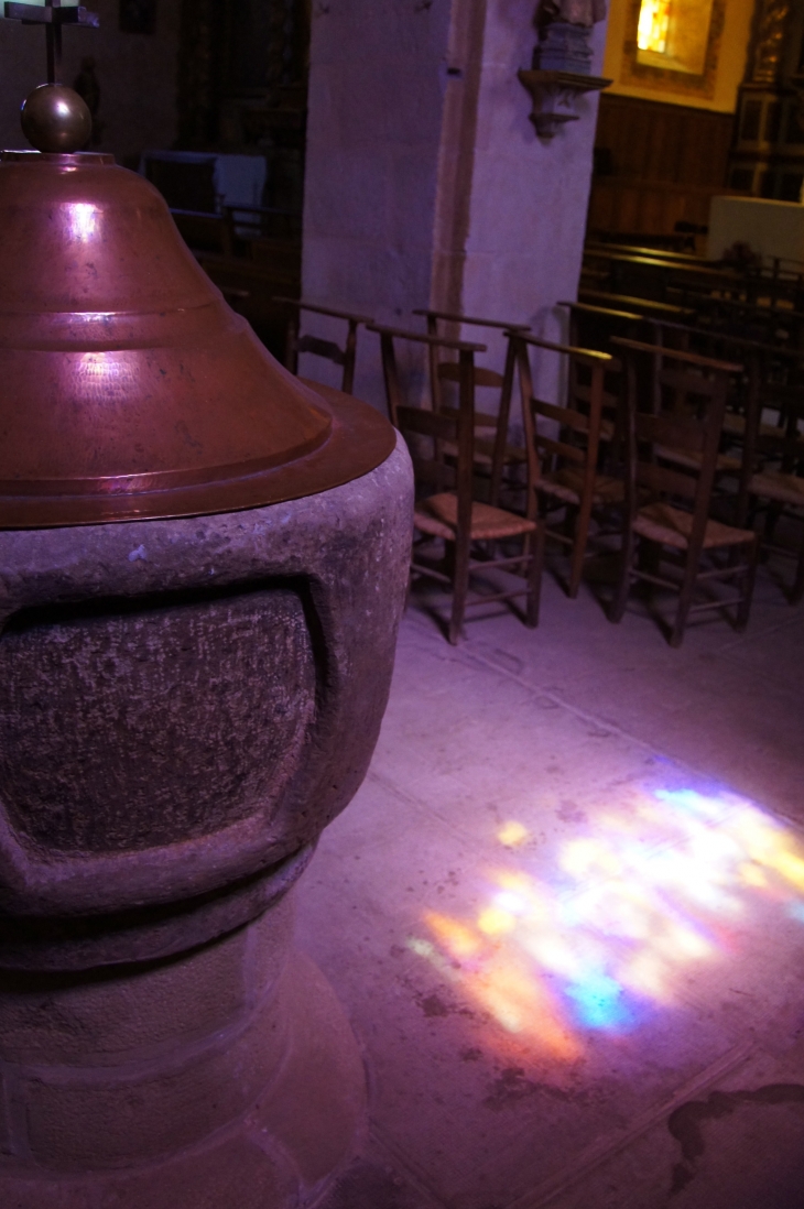 Eglise Saint-Christophe : les fonts baptismaux. - Voutezac