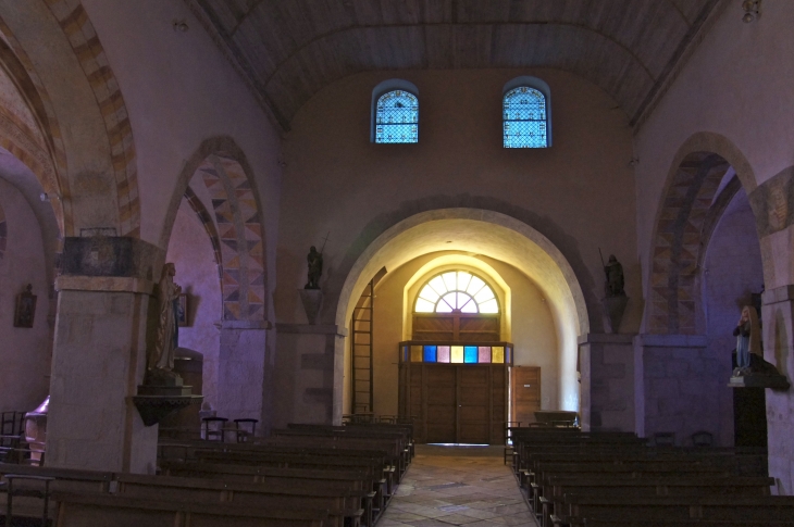 Eglise Saint-Christophe : la nef vers le portail. - Voutezac