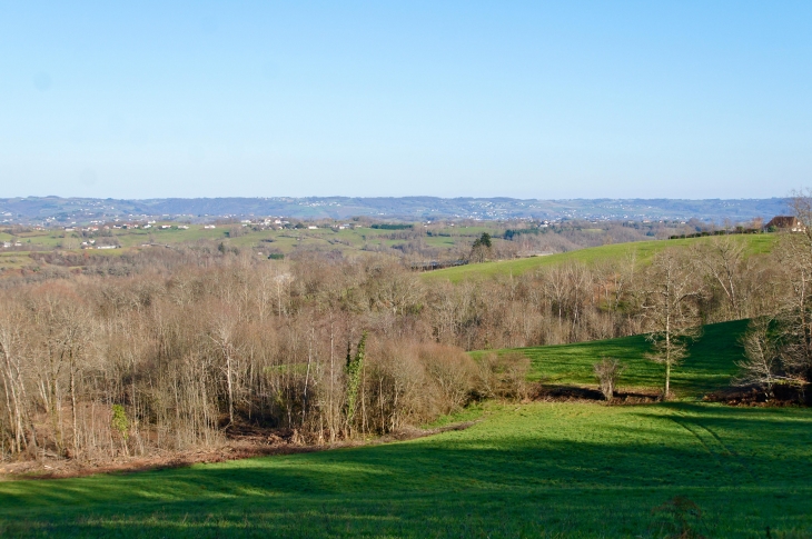 Vue de la route qui monte au vieux bourg. - Yssandon