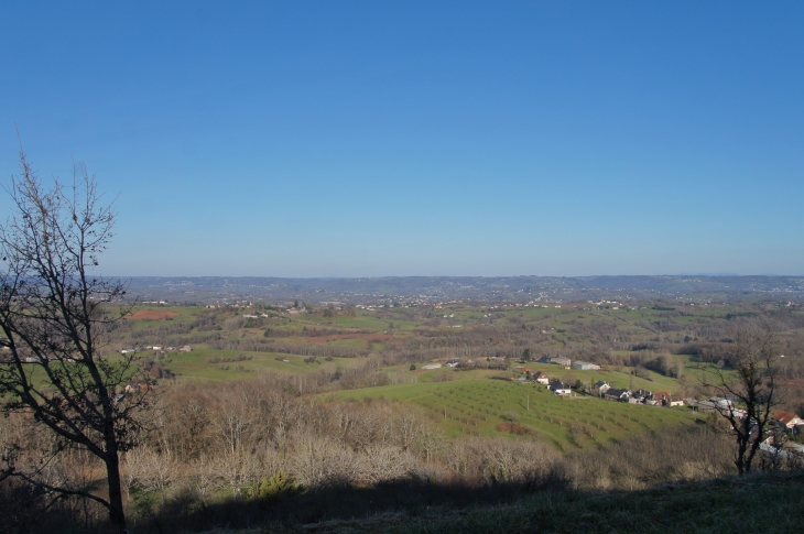 Vue de la route qui monte au vieux bourg. - Yssandon