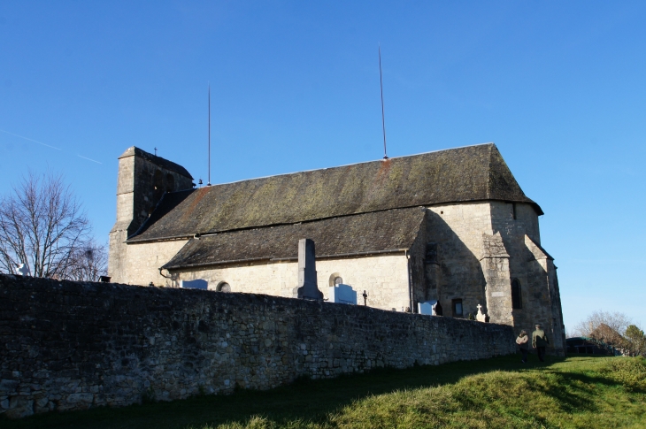 L'église du XIIe siècle, remaniée au XVIIIe siècle. - Yssandon