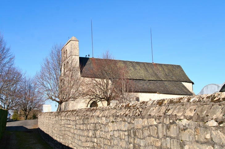 L'église du XIIe siècle, façade sud. - Yssandon