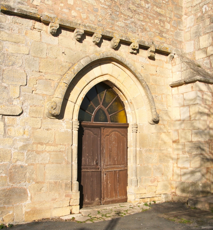 Le portail de l'église. - Yssandon