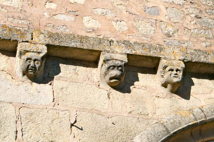 Les modillons de la corniche du portail de l'église. - Yssandon