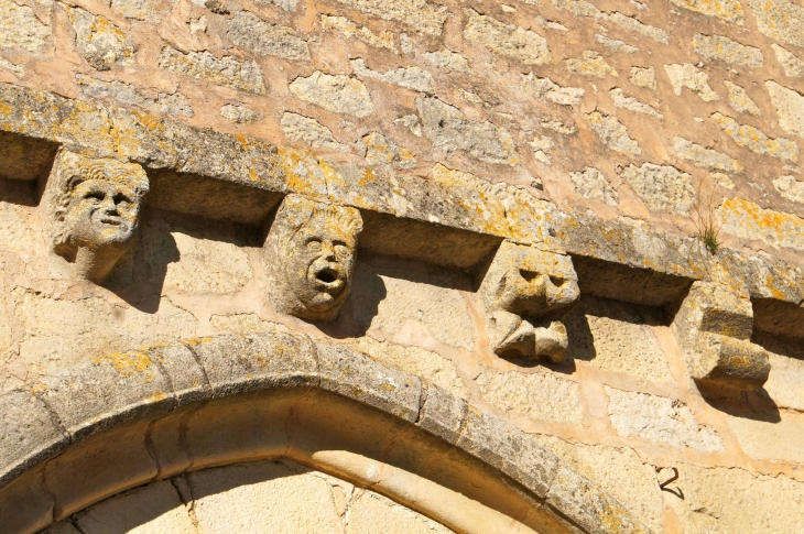 Les modillons de la corniche du portail de l'église. - Yssandon