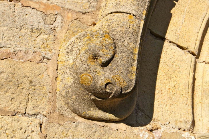 Le corbeau gauche du portail de l'église. - Yssandon