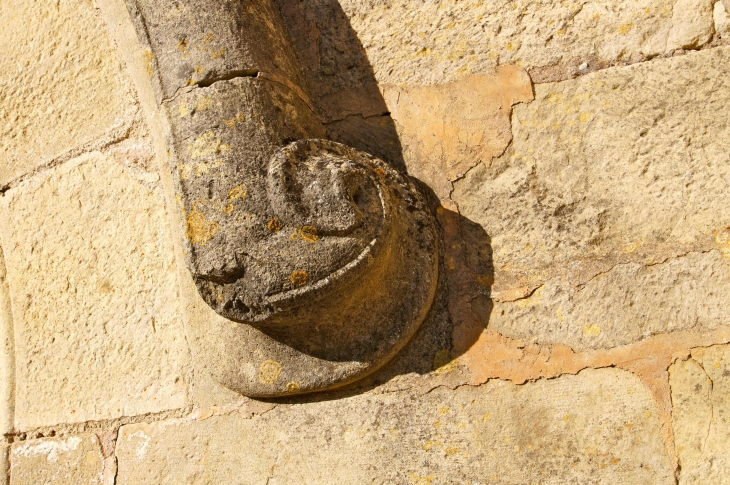 Le corbeau droit du portail de l'église. - Yssandon