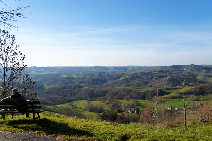 Paysage devant l'église. - Yssandon