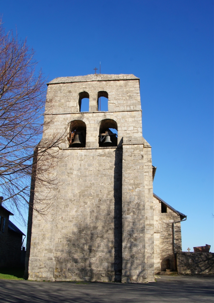 Façade occidentale avec son clocher-mur de l'église du XIIe siècle. - Yssandon