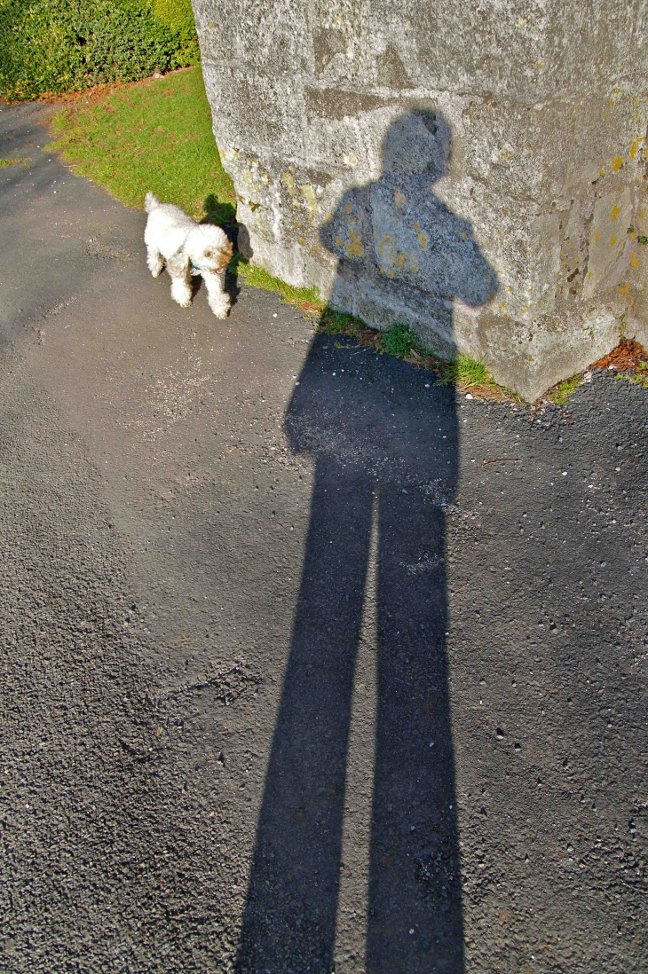 Au pied de l'église avec ma fidèle Pily. - Yssandon