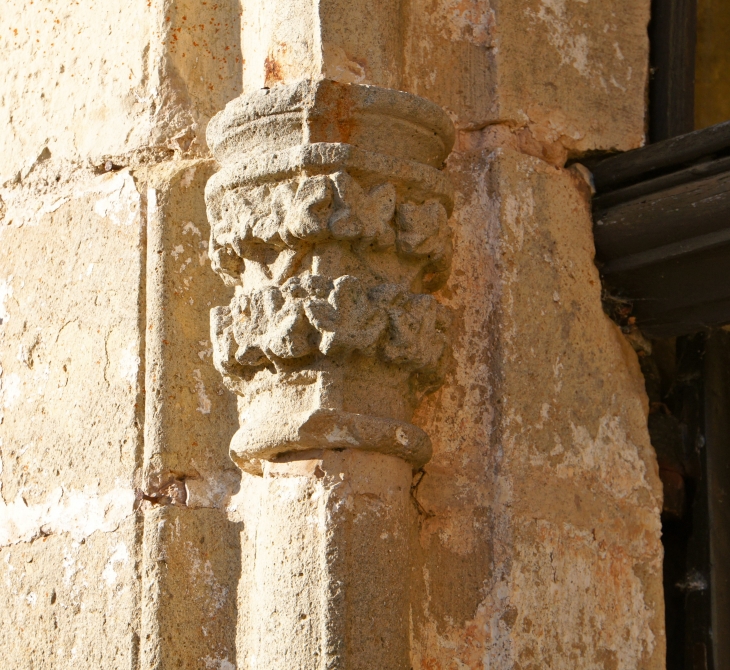 Chapiteau gauche du portail de l'église. - Yssandon