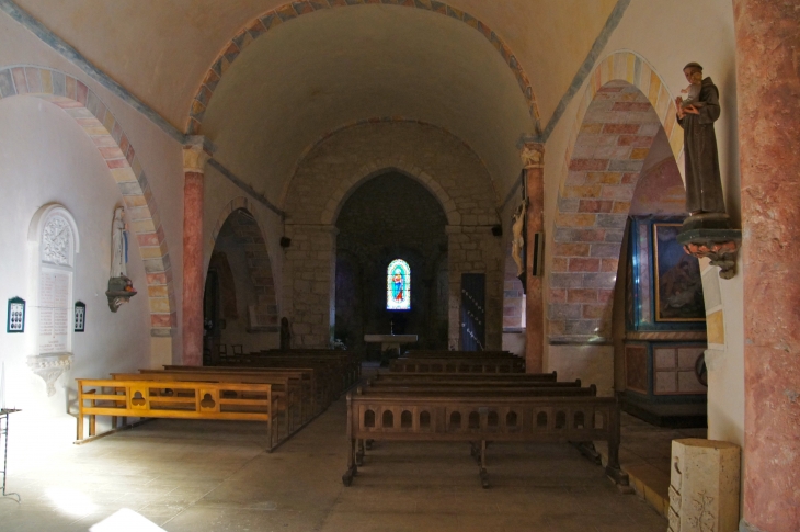 La nef vers le choeur de l'église. - Yssandon