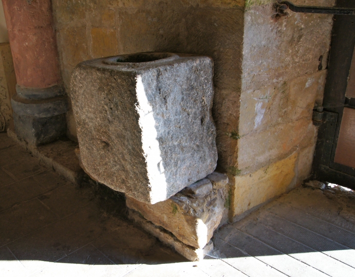 Le bénitier de l'église. - Yssandon