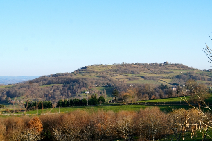 Vue sur le vieux bourg. Situé sur une butte fermant au sud la petite chaine des côteaux d'Ayen. Il culmine à 360 mètres d'altitude. - Yssandon