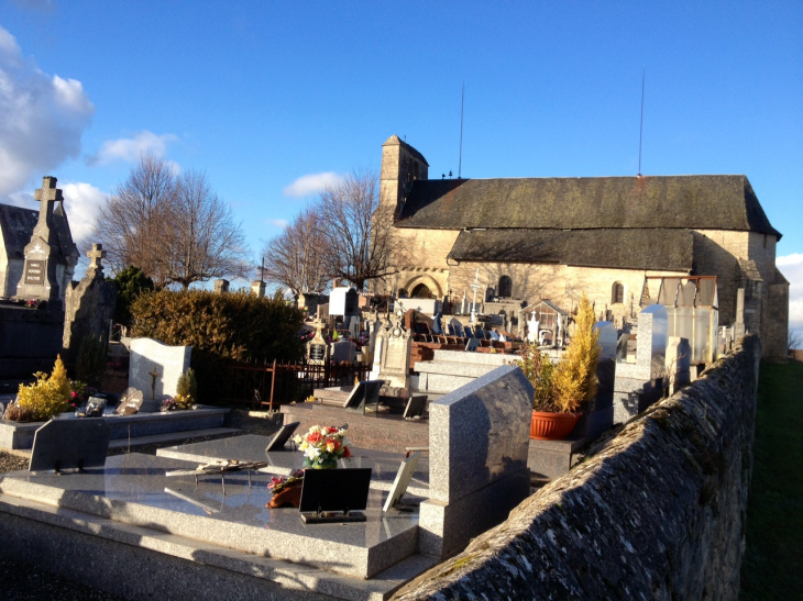 L'église Saint Hippolyte XIIème et son cimetière. - Yssandon