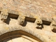 Les modillons de la corniche du portail de l'église.