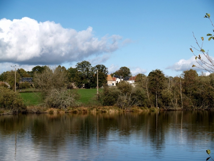 L'étang d'Augères avec le village en fond