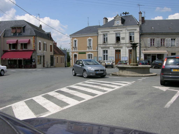 Place de la Fontaine et Mairie - Bonnat