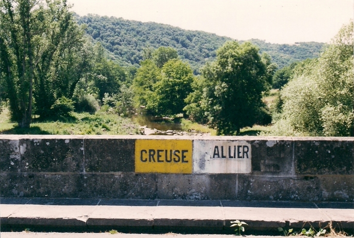 Le pont sur le Cher, frontière départementale et régionale - Chambonchard